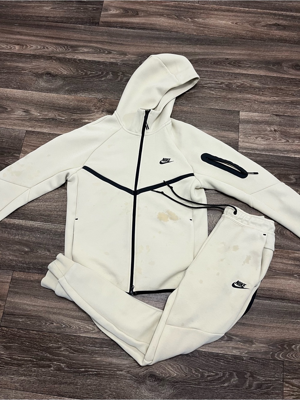 Cream Nike Tech